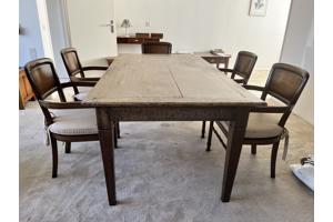 Grote antieke eettafel