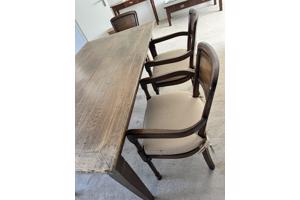 Grote antieke eettafel