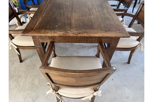 Grote antieke eettafel