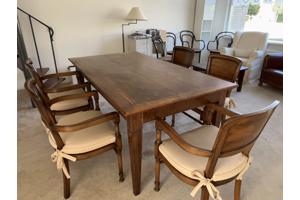 Grote antieke eettafel