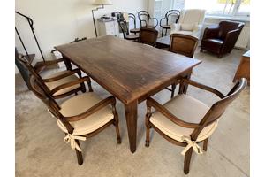 Grote antieke eettafel