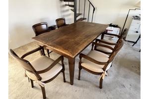 Grote antieke eettafel