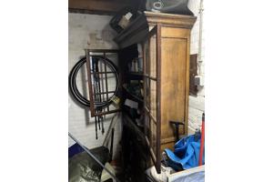 Houten voorraadkast met glazen deuren