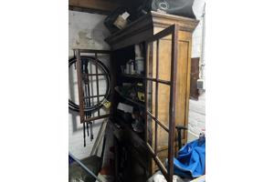 Houten voorraadkast met glazen deuren