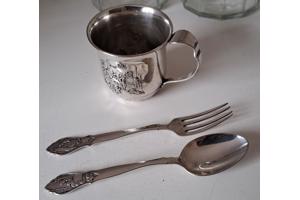 Oude Gero 90 verzilverde geboortebeker met bestek.