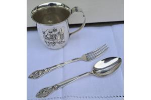 Oude Gero 90 verzilverde geboortebeker met bestek.