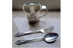 Oude Gero 90 verzilverde geboortebeker met bestek.