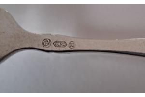 Oude Gero 90 verzilverde geboortebeker met bestek.