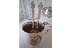 Oude Gero 90 verzilverde geboortebeker met bestek.