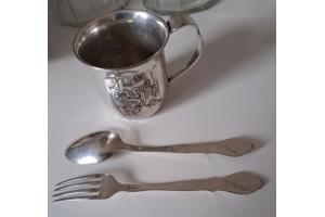 Oude Gero 90 verzilverde geboortebeker met bestek.