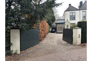 Te koop: Een houten tuinhek (poort) bestaande uit twee delen.