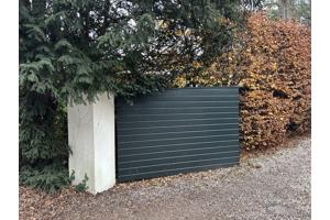 Te koop: Een houten tuinhek (poort) bestaande uit twee delen.