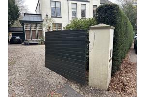 Te koop: Een houten tuinhek (poort) bestaande uit twee delen.