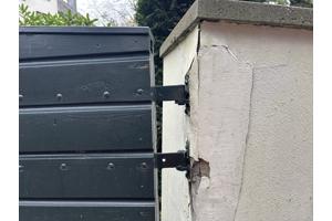 Te koop: Een houten tuinhek (poort) bestaande uit twee delen.