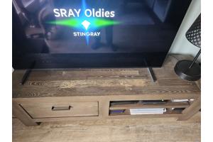 tv kast Henders en Hazel