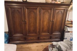 Grote kast/ eettafel/ kleine salontafels