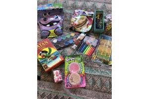 kleur potloden--verf--elastiekjes enz tas vol