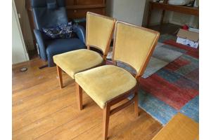 Goudkleurige oude houten velours stoelen