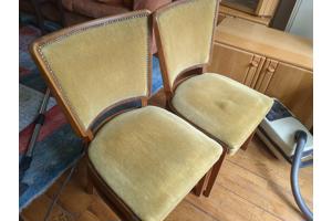 Goudkleurige oude houten velours stoelen