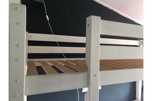 Stevige massief houten hoogslaper met bureau en trap