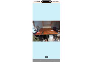 Twee industriële werktafels