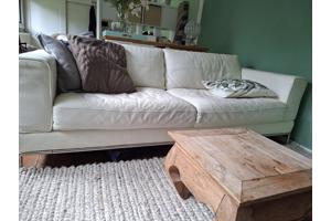 Witte leren bank