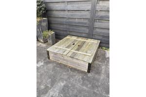 Zandbak met twee bankjes