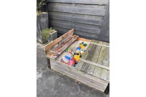 Zandbak met twee bankjes