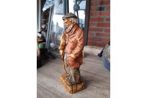 Statuur oude man met schoenen H