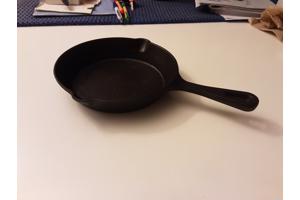 Splinternieuwe gietijzeren koekenpannen/skillets.