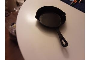 Splinternieuwe gietijzeren koekenpannen/skillets.