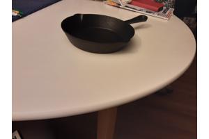 Splinternieuwe gietijzeren koekenpannen/skillets.