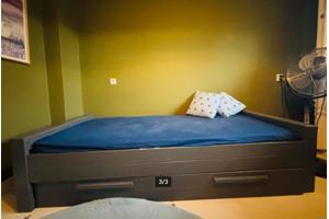 Kinderbed grijs met lade voor extra bed
