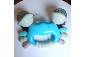 Bijtring en rammelaar in 1 blauwe krab
