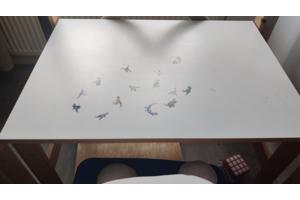 Huisjesbed, bureaus Ikea en kleed.