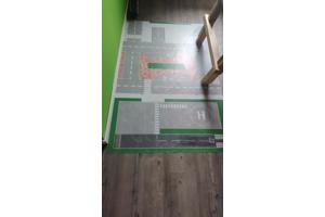 Huisjesbed, bureaus Ikea en kleed.