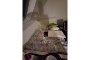 Tweepersoons bed inclusief matrassen.