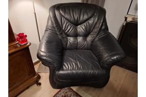 Zwart leren 2 Zitter bank en een 1 zitter stoel