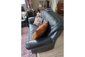 Zwart leren 2 Zitter bank en een 1 zitter stoel