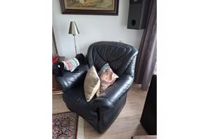 Zwart leren 2 Zitter bank en een 1 zitter stoel