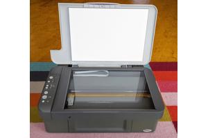 Kleurenprinter, kopieerapparaat en flatbedscanner in één
