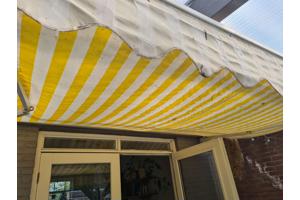 Geel-wit gestreept zonnescherm