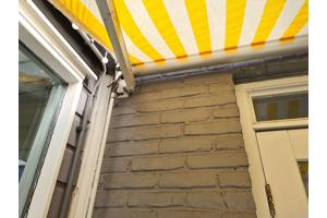 Geel-wit gestreept zonnescherm