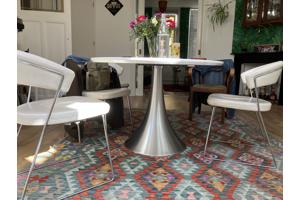 Eettafel, ovaal, wit blad op chromen poot.