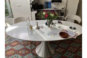 Eettafel, ovaal, wit blad op chromen poot.