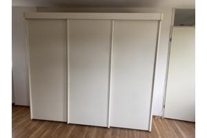 witte kledingkast