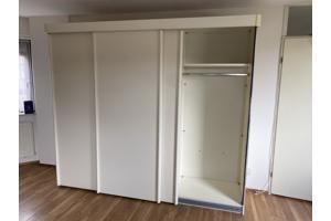 witte kledingkast