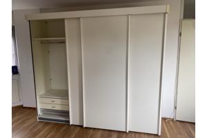 witte kledingkast