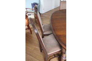 Eetkamertafel + zes stoelen (massief eiken)