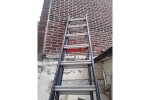 Uitschuifbare ladder in goede staat